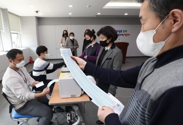 지난 19일 부산 모의체험장에 마련된 '본인 확인 및 투표용지 교부석'에서 관계자들이 투표 진행 절차를 체험하고 있다. /사진=연합뉴스