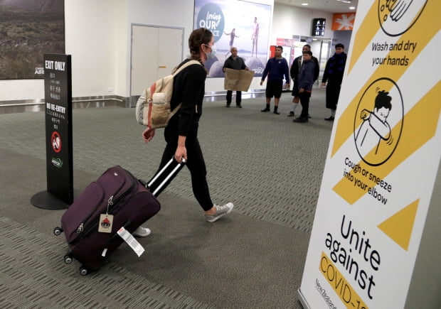 뉴질랜드가 신종 코로나바이러스 감염증(코로나19) 확산을 막기 위해 국경을 봉쇄한 가운데 20일(현지시간) 크라이스트처치 공항에 한 승객이 도착하고 있다. 뉴질랜드는 19일 자정을 기해 시민권자와 영주권자가 아닌 모든 이들의 입국을 금지한다고 발표했다. 사진=연합뉴스