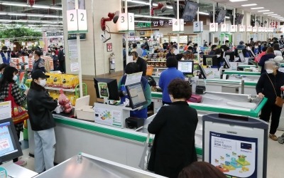 맛집 줄서고, 마트·복합쇼핑몰 '북적'…사람들이 다시 움직인다