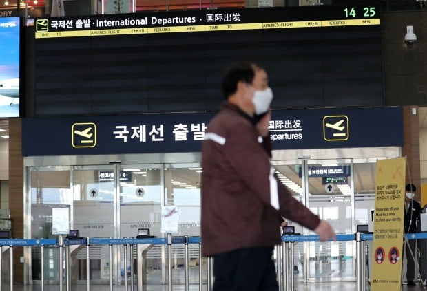 외교부는 지난 23일 특별여행주의보를 발령하고 전 세계를 대항으로 여행 취소·연기를 권고했다. 사진은 텅빈 김해공항.  /사진=연합뉴스