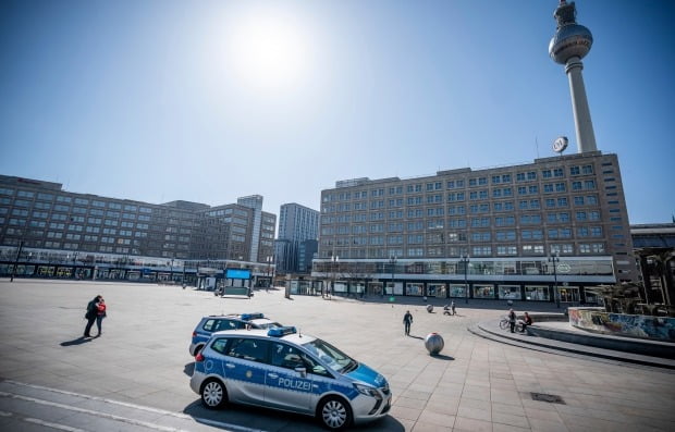 독일 베를린 도심 광장인 알렉산더플라츠에서 경찰차가 불법 모임 감시를 위한 순찰을 하고 있다. 독일은 코로나19 사태로 공공장소에서의 개인간 모임을 금지했다. 사진=AP