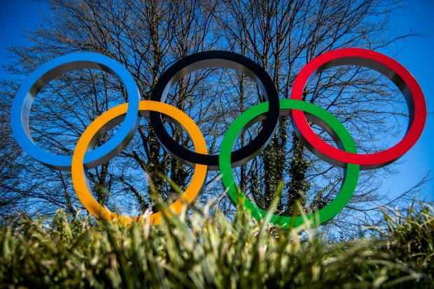 스위스에 위치한 국제올림픽위원회(IOC) 본부 앞에 오륜 조형물이 서있다. 사진=AP