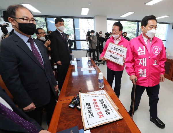 심재철 미래통합당 공동선대위원장이 25일 오전 경기도 과천 중앙선거관리위원회를 방문해 선거운동 관련 선관위에 대한 항의서를 책상에 내려놓은 뒤 자리를 떠나고 있다. 사진=연합뉴스