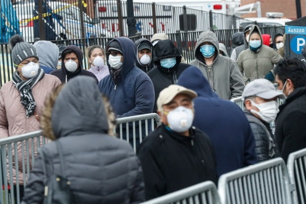 뉴욕의 코로나19 검사 행렬.사진=연합뉴스(AP)