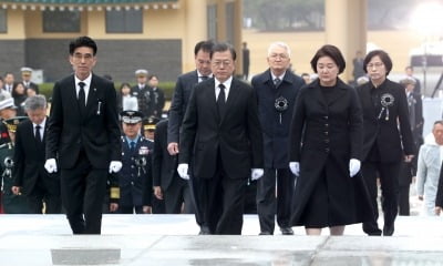 [속보] 문 대통령 "서해수호 영웅들, 애국심의 상징…경의와 위로 표해"