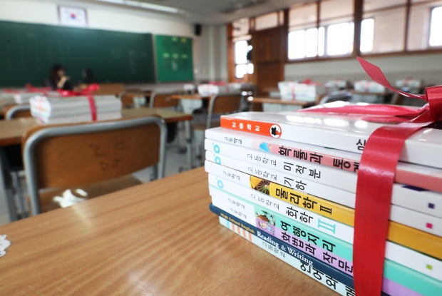 교과서만 놓여 있는 텅 빈 교실에서 온라인 수업 /사진=연합뉴스