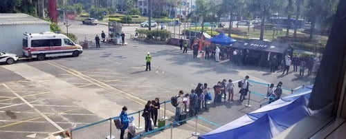 외교부가 중국과 베트남 등 우리 국민이 격리된 국가 또는 지역에 신속대응팀 파견을 검토하고 있다고 3일 밝혔다. 사진은 지난달 중국 선전에서 격리된 대구 및 경북 승객들의 모습. /연합뉴스 