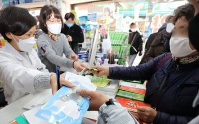 '5부제 전 하나라도 더' 약국·우체국·농협 마스크 구매 행렬