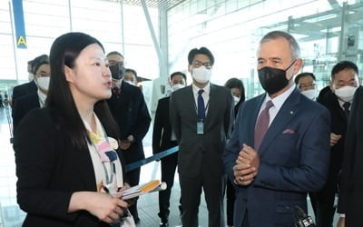 해리스 미국대사, 인천공항 '출국검역' 참관…"세계적 표본될만"