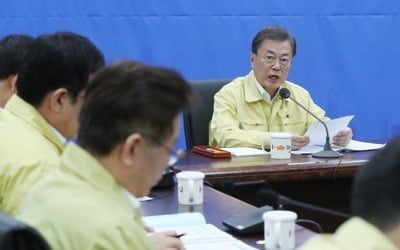 문대통령 "금융위기 때보다 심각…비상경제회의 주재, 강력대처"