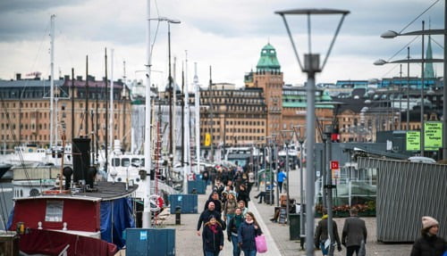  코로나19에도 인파가 줄지 않은 28일(현지시간) 스웨덴의 수도 스톡홀름.