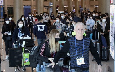 [속보] "외국인 입국자 격리·검사 위해 격리시설 2000실 필요할 듯"