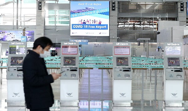 24일 인천국제공항 제2터미널 출국장이 한산한 모습을 보이고 있다. 사진=뉴스1