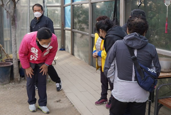 황교안 미래통합당 대표가 28일 서울 종로구 혜화동 와룡공원에서 시민들에게 인사를 하고 있다. 사진=뉴스1