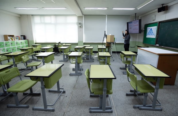 서울 성북구 종암중학교 교실에서 선생님이 실시간 원격 수업을 진행하고 있다.(사진=뉴스1)