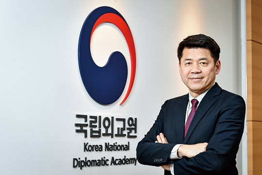 “한국 코로나19 대응법 세계가 주목…미·중 사이에서 발언권 커졌죠”