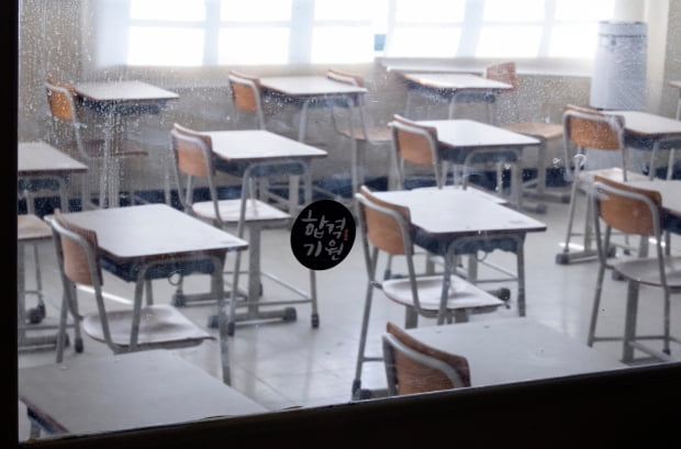 18일 서울 용산고등학교 3학년 텅빈 교실 창문에 '합격 기원' 스티커가 부착돼 있다. 사진=연합뉴스