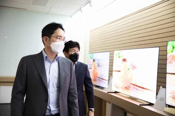 이재용 삼성전자 부회장이 3월 19일 삼성디스플레이 아산사업장을 방문해 제품을 살펴보고 있다. 사진=삼성전자