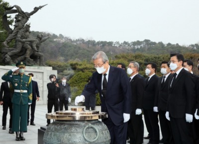 '바꿔야 산다' '구국의 일념'…현충원 찾아 총선 승리 결의 다진 통합당