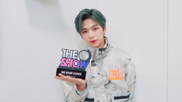 강다니엘, 컴백과 동시에 1위…"코로나19로 힘든 시기, 하루빨리 건강해지길" 