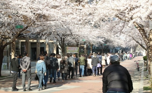 대구지역 소상공인들이 정책자금 상담 번호표를 뽑기 위해 줄을 서 있다. 