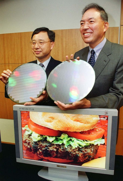 2000년 9월7일 서울 삼성본관에서 열린 '삼성전자 21세기비전 설명회'에서  이윤우 삼성전자 반도체총괄대표(오른쪽)와 황창규 메모리사업부대표가 TFT LCD앞에서 12인치 웨이퍼를 들고 포즈를 취하고 있다. 한경DB