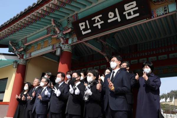 열린민주당 지도부와 비례대표 후보자들이 2일 오전 광주 북구 운정동 국립 5·18민주묘지 앞에서 21대 총선 승리를 다짐하고 있다. /사진=연합뉴스