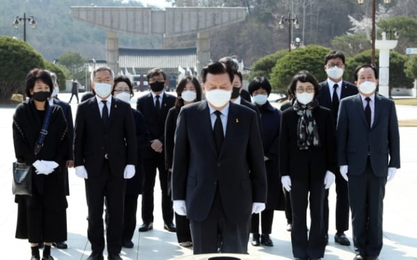 이근식 열린민주당 대표 등 지도부와 비례대표 후보자들이 2일 오전 광주 북구 운정동 국립 5·18민주묘지를 참배하고 있다. /사진=연합뉴스