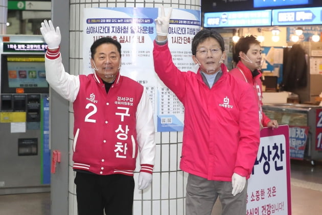 유승민 미래통합당 의원이 4.15 총선 공식 선거운동 개시일인 2일 서울 강서구 까치산역 매표소 앞에서 구상찬 강서구갑 후보의 지원 유세에 나서며 시민들과 인사를 나누고 있다.  /뉴스1