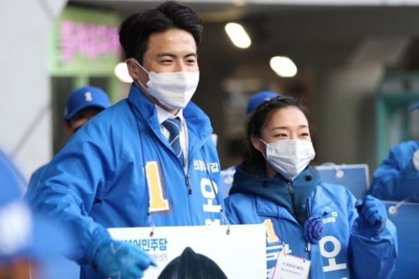 오영환 더불어민주당 경기 의정부갑 후보가 2일 부인인 클리이밍 국가대표 김자인 선수와 함께 선거 유세를 하고 있다. /사진=오 후보 측 제공