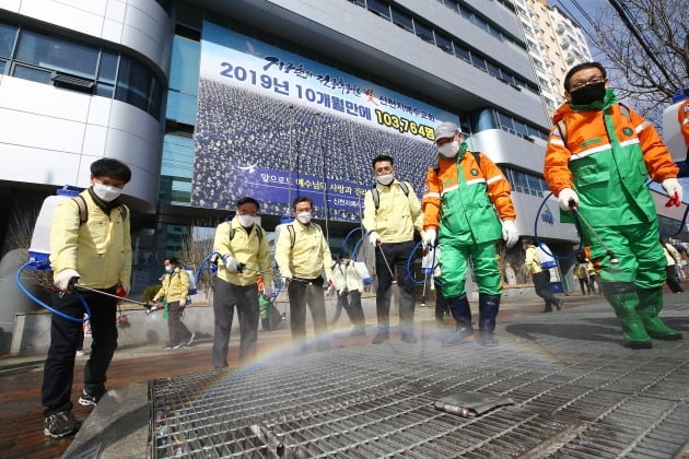 6일 오후 대구시 남구 대명동 신천지 대구교회 앞에서 조재구 남구청장 등 남구청 관계자들이 신종 코로나바이러스 감염증(코로나19) 확산 방지 방역을 하고 있다. 2020.3.6 [사진=연합뉴스]