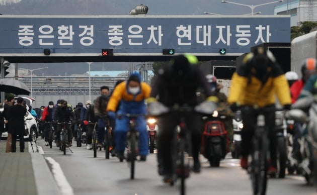 28일 오후 신종 코로나바이러스 감염증(코로나19) 확진자가 나온 현대자동차 울산공장에서 1조 근무자들이 퇴근하고 있다. 보건당국에 따르면 이날 현대차 울산2공장 직원 1명이 코로나19 확진 판정을 받았다. 현대차는 확진자가 나오자 울산2공장 가동을 중단했다. 2020.2.28 [사진=연합뉴스]