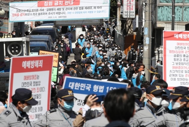 신종 코로나바이러스 감염증(코로나19) 확산 억제를 위한 '강화된 사회적 거리두기'가 시행되는 29일 오전 전광훈 한국기독교총연합회(한기총) 목사가 이끄는 문재인하야범국민투쟁본부(범투본)가  서울 성북구 사랑제일교회에서 '주일 연합예배'에 참석하고 있다.  2020.3.29 [사진=연합뉴스]