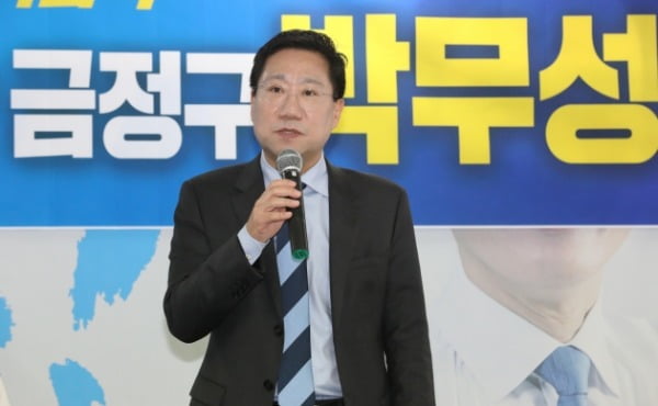 양정철 민구연구원장이 3일 오후 더불어민주당 부산 금정구 박무성 국회의원 후보 사무실을 찾아 발언을 하고 있다. 이날 양 원장과 박 후보는 민주연구원과 정책협약식을 맺었다. /사진=뉴스1