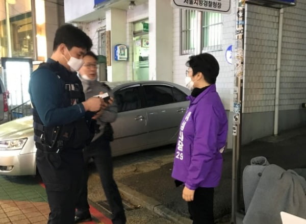 이지원 후보가 경찰에 피해사실을 신고하고 있다. 사진=후보 측 제공. 