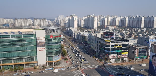 전북 군산시 나운동 일대의 중심상업지구와 아파트들. (사진 독자제보)