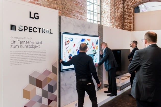 유럽지역 거래선 관계자들이 2020년형 LG 올레드 TV를 살펴보고 있다. LG전자 제공