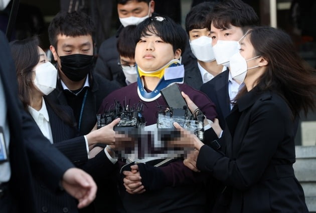 미성년자를 포함한 여성을 협박해 성 착취 불법 촬영물을 제작하고 유포한 텔레그램 '박사방' 운영자 조주빈이 지난달 25일 서울 종로경찰서에서 검찰로 송치되고 있다. 연합뉴스