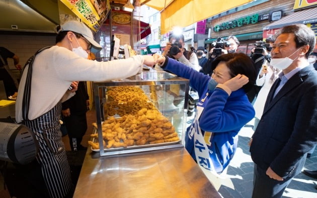 이수진 더불어민주당 동작구을 후보와 임종석 전 청와대 비서실장이 5일 오후 서울 동작구 남성사계시장을 찾아 상인들과 인사하고 있다. 2020.4.5 [사진=뉴스1]