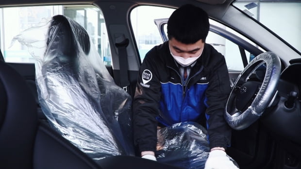 베이징현대 직원이 고객 차량에 실내 소독서비스를 준비하고 있다. 사진=현대차
