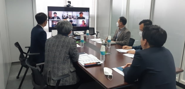 인천시 관계자들이 신종 코로나바이러스 감염증(코로나19)으로 어려움을 겪는 지역 수출 중소기업들과 화상 간담회를 열고 있다. 인천시 제공