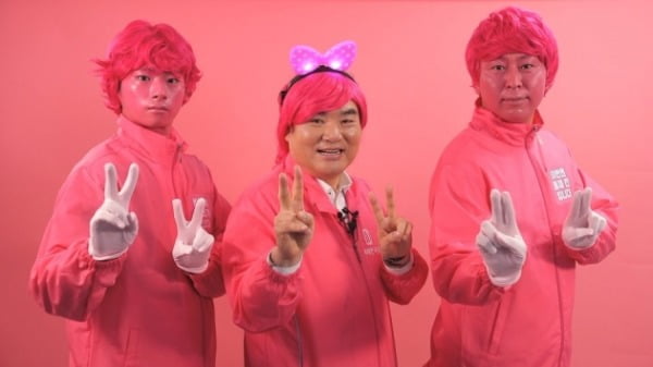 원유철 미래한국당 대표(가운데)가 6일 '핑크 챌린지' 촬영을 위해 포즈를 취하고 있다. /사진=한국당 제공