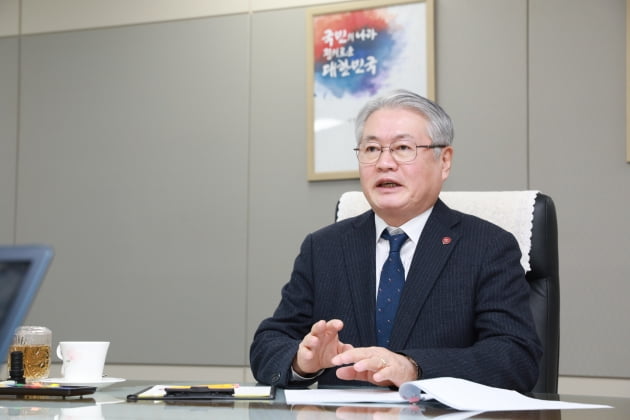 김용익 국민건강보험공단 이사장 "생활방역 전환 위한 아이디어 모을 때"