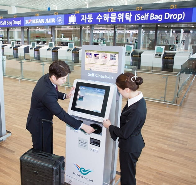 인천국제공항 키오스크 셀프체크인  서비스 장면. 한경DB