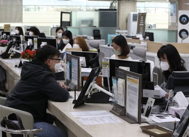 서울시내의 한 시중은행 창구에서 한 고객이 대출 상담을 받고 있다. 뉴스1