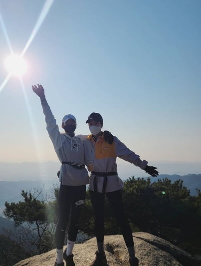 배우 이시영 씨와 소유진이 새벽 등산을 마치고 인스타그램에 인증샷을 올렸다. (사진 = 이시영 인스타그램 캡처)