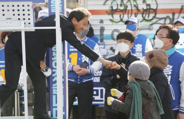 임종석 전 청와대 비서실장이 5일 경기도 고양시 일산 마두역에서 열린 더불어민주당 고양병 홍정민 후보 지원유세에서 시민들과 주먹 인사를 나누고 있다. 2020.4.5 [사진=연합뉴스]