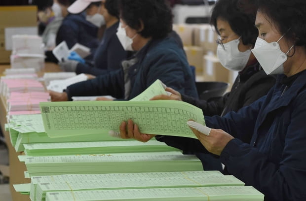 서울시선거관리위원회는 7일 서울 영등포구 영등포선관위에서 제21대 국회의원 선거 투표용지 검수작업을 실시했다. 신경훈 기자 khshin@hankyung.com