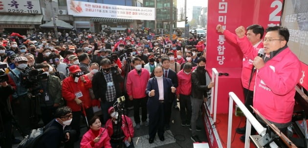 황교안 미래통합당 종로구 후보와 지상욱 중구성동구을 후보가 7일 서울 종로구 동묘시장앞에서 합동 거리유세를 하고 있다. 2020.4.7 [사진=뉴스1]