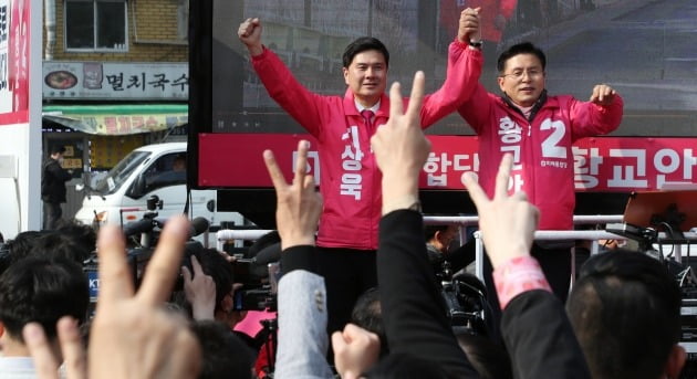 황교안 미래통합당 종로구 후보와 지상욱 중구성동구을 후보가 7일 서울 종로구 동묘시장앞에서 합동 거리유세를 하고 있다. 2020.4.7 [사진=뉴스1]